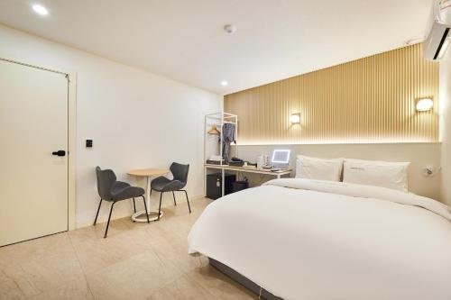 Un pat sau paturi într-o cameră la Urban Hotel