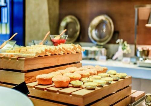 wyświetlanie różnych rodzajów chleba i wypieków w obiekcie Echarm Hotel Qianxi High Speed Railway Station w mieście Qianxi