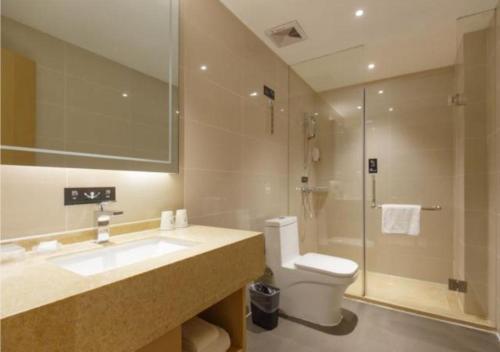 ein Bad mit einem Waschbecken, einem WC und einer Dusche in der Unterkunft City Comfort Inn Liuzhou Longtan Park Ma'anshan Baiyun in Liuzhou