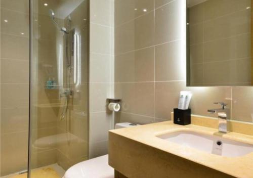 y baño con aseo, lavabo y ducha. en City Comfort Inn Xiaogan Hubei Engineering College, en Xiaogan