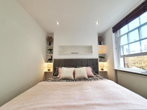 Postel nebo postele na pokoji v ubytování Hidden Leicester&Covent Garden Gem