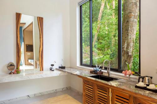 uma cozinha com um lavatório e uma grande janela em Pearl Beach Resort & Spa em Koh Rong Sanloem