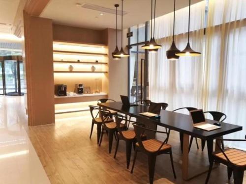 林後的住宿－Jinjiang Inn Select Xiamen International Airport，一间用餐室,配有黑色的桌子和椅子