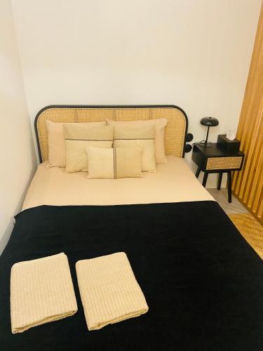 - une chambre avec un lit et 2 oreillers blancs dans l'établissement AK Apartments 2, à Varsovie