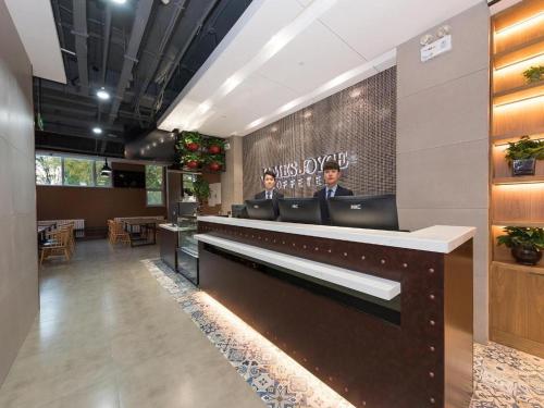The lobby or reception area at James Joyce Coffetel Beijing South Station Xingong Metro Station Dayue Chunfengli