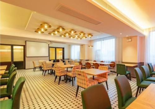 City Comfort Premier Hotel Wuhan Wangjiawan Hanyang Bus Station Metro Station tesisinde bir restoran veya yemek mekanı