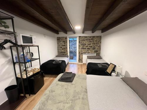 una sala de estar con 2 camas en una habitación en Casa Girasol, en Biescas