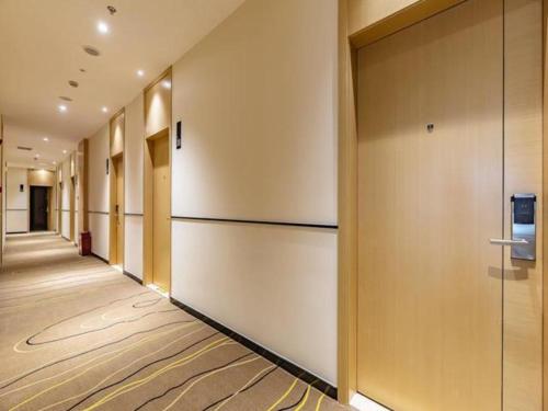 un corridoio con una fila di ascensori in un edificio di City Comfort Inn Lhasa Gongga County Gongga Airport 