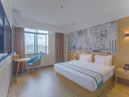 una habitación de hotel con una cama grande y una mesa en City Comfort Inn Nanning Keyuan Avenue Metro Station, en Nanning