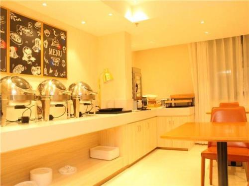 a kitchen with a counter and a table and a table and a tableablish at City Comfort Inn Ji'an County Junshan Avenue in Ji'an