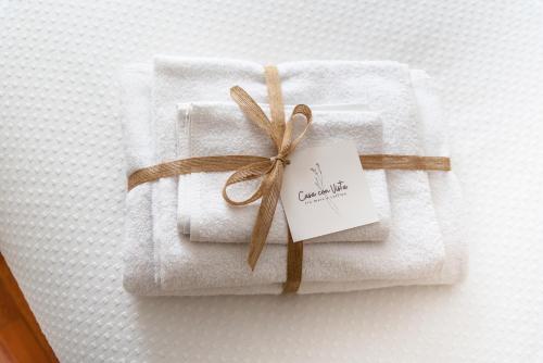Una toalla blanca con una etiqueta encima. en CASA CON VISTA, en Potenza Picena