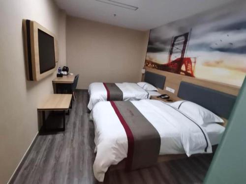um quarto de hotel com duas camas e uma televisão em Thank Inn Hotel Jiangsu Wuxi High-Tech Zone Ruigang Pedestrian Street em Daqiangmen