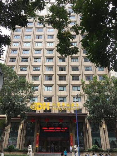 ein großes Gebäude mit einem Laden davor in der Unterkunft Xingtai Yuehai Hotel in Haikou