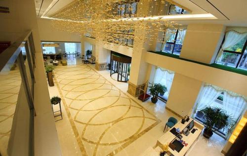 Elle offre une vue sur le grand hall doté d'un grand plafond. dans l'établissement Xingtai Yuehai Hotel, à Haikou