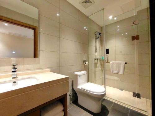 La salle de bains est pourvue de toilettes, d'un lavabo et d'une douche. dans l'établissement City Comfort Inn Yangzhou Jiangdu North Limin Road, à Jiangdu