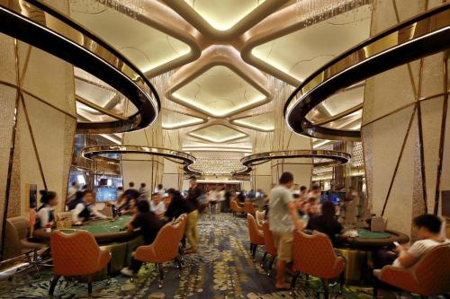 シアヌークビルにあるNanhai International Hotelのカジノの席に座る人々