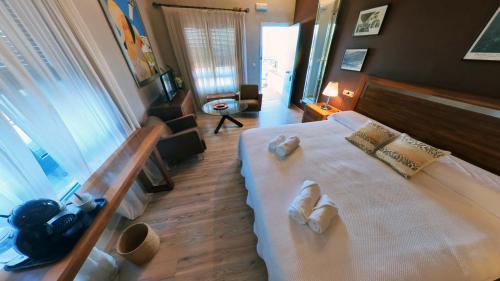 een slaapkamer met een groot bed en 2 handdoeken bij Hotel Utopía in Benalup Casas Viejas