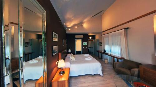 um quarto de hotel com uma cama e um sofá em Hotel Utopía em Benalup-Casas Viejas