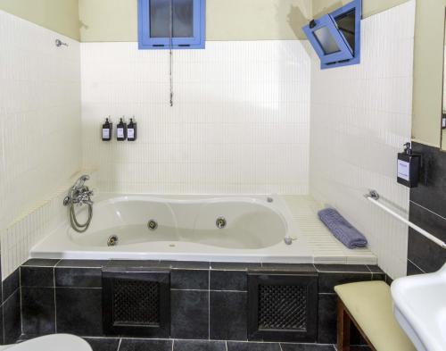 a bathroom with a tub and a sink at Hotel Utopía in Benalup Casas Viejas