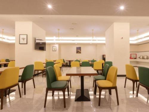 una sala de espera con mesa y sillas en Green Tree Inn Nanchang Zhongshan Road Bayiguan en Nanchang