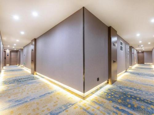 uma fila de barracas num quarto vazio com portas em VX Hotel Wuxi Xinwu District Executive Center Wanda Plaza em Xin'an
