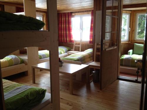 a room with bunk beds in a cabin at Ferienhof Wäldle - Wäldle 1 und Wäldle 2 mit Motorradvermietung in Balderschwang