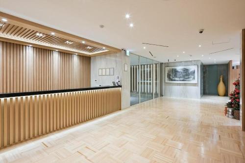 um quarto amplo com piso em madeira e um átrio em Hotel West of Canaan (Korea Quality) em Sangch'o