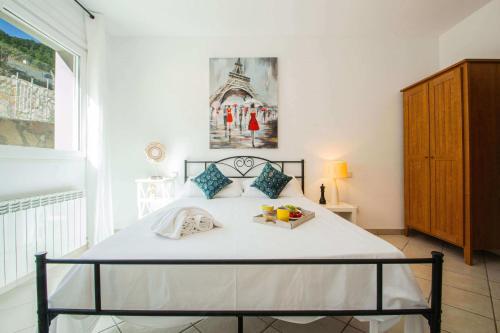 biała sypialnia z łóżkiem i tacą z owocami w obiekcie Villa Helios - PlusHolidays w mieście Calpe