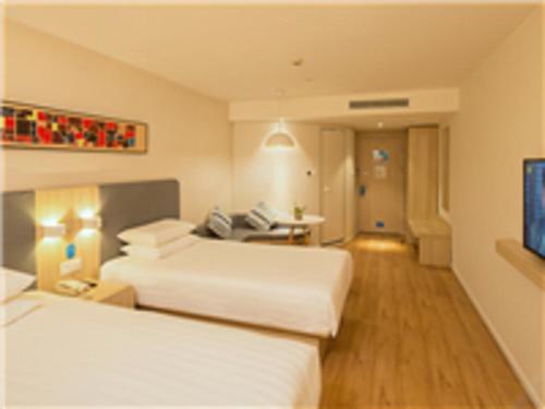 Postel nebo postele na pokoji v ubytování Hanting Hotel Hohhot Manduhai Park