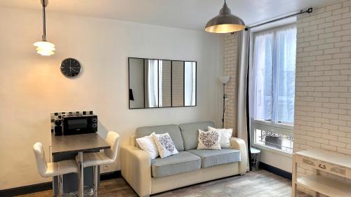 un salon avec un canapé et une table dans l'établissement Monroe's studio at the heart of Cannes and beaches, à Cannes