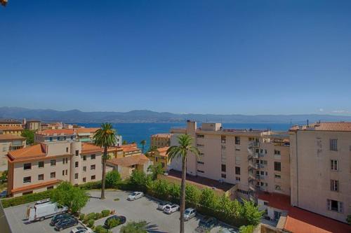 eine Stadt mit Autos auf einem Parkplatz in der Unterkunft Appartement Cours Général Leclerc AJACCIO in Ajaccio