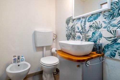 a bathroom with a white sink and a toilet at Sabor de Mar in Alghero