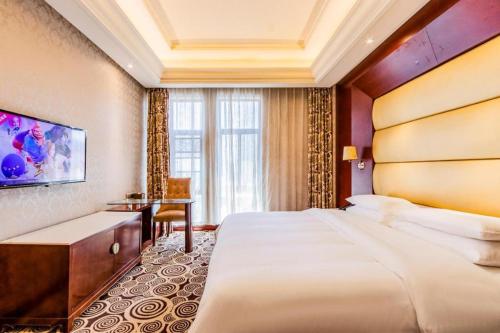 A bed or beds in a room at Starway Hotel Hangzhou Qianjiang Century City Lihua Road