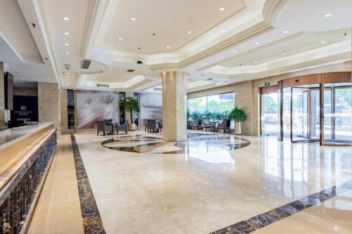 The lobby or reception area at Starway Hotel Hangzhou Qianjiang Century City Lihua Road