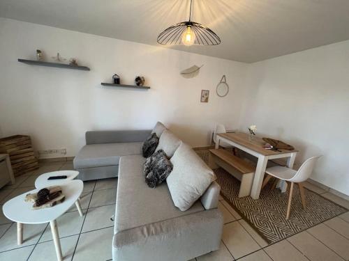un salon avec un canapé et une table dans l'établissement Appartement Spacieux avec parking privé, à Blois