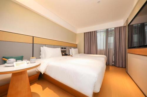 Posteľ alebo postele v izbe v ubytovaní Ji Hotel Shanghai Renming Guangchang Weihai Road