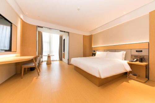 Posteľ alebo postele v izbe v ubytovaní Ji Hotel Yiwu International Trade City