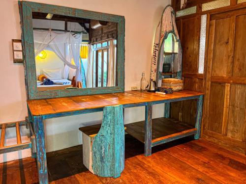 um espelho em cima de uma mesa num quarto em Blue Earth Village em Amed