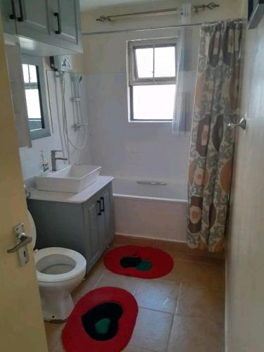 e bagno con servizi igienici, lavandino e doccia. di Mone Airbnb a Nambale