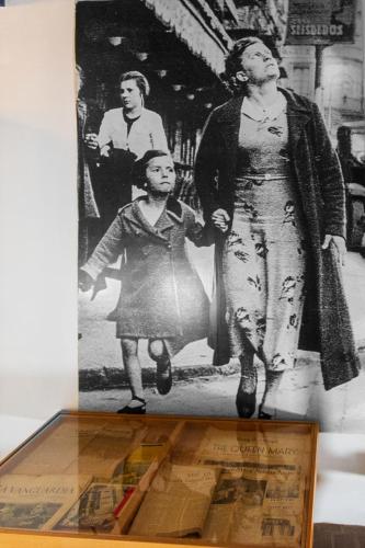 a picture of a woman and child on a display case at Hotel Utopía in Benalup Casas Viejas
