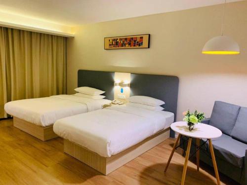 Cama o camas de una habitación en Hanting Hotel Kaili International Trade Shopping Center