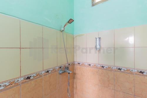 蘇邦的住宿－Villa Sari Intan Ciater RedPartner，浴室内带软管的淋浴