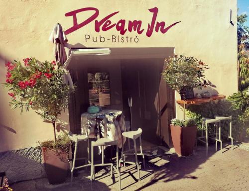 un groupe de tabourets assis à l'extérieur d'un restaurant dans l'établissement Garni Brunnenhof, à Caldaro