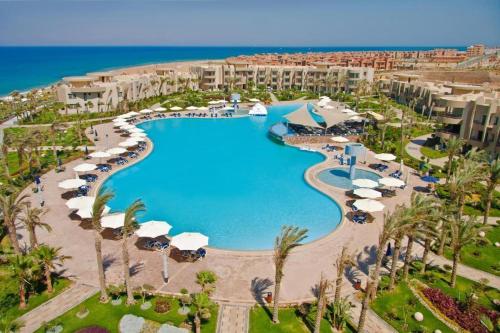 Grand Ocean Sokhna Hotel في العين السخنة: اطلالة جوية على مسبح المنتجع مع مظلات