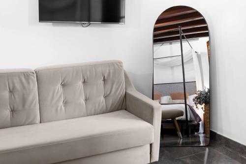 Μια τηλεόραση ή/και κέντρο ψυχαγωγίας στο Hotel Mercader de Sedas by Maxi Hoteles