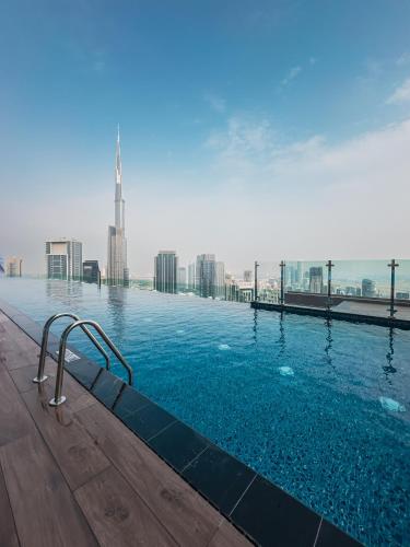 ALiving Luxe 2BR with higest Infinity Pool Close to Dubai Mall & Burj Khalifa