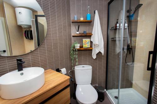 een badkamer met een wastafel, een toilet en een douche bij Loft a orillas del Mar Mediterráneo in La Manga del Mar Menor