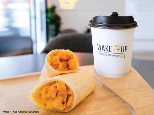 un burrito per la colazione e una tazza di caffè sul tavolo di B2 Surat Thani Premier Hotel a Suratthani