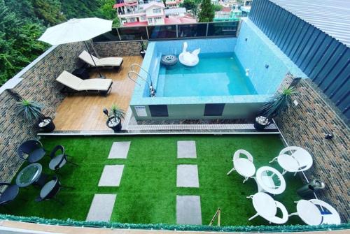 una vista aérea de una piscina en la parte superior de un edificio en Hotel The Relyn Suite Shillong, en Shillong