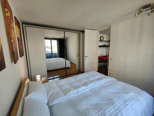 1 dormitorio con 1 cama blanca grande. en 2 bedroom Apartment at Bahnhofcity, en Feldkirch